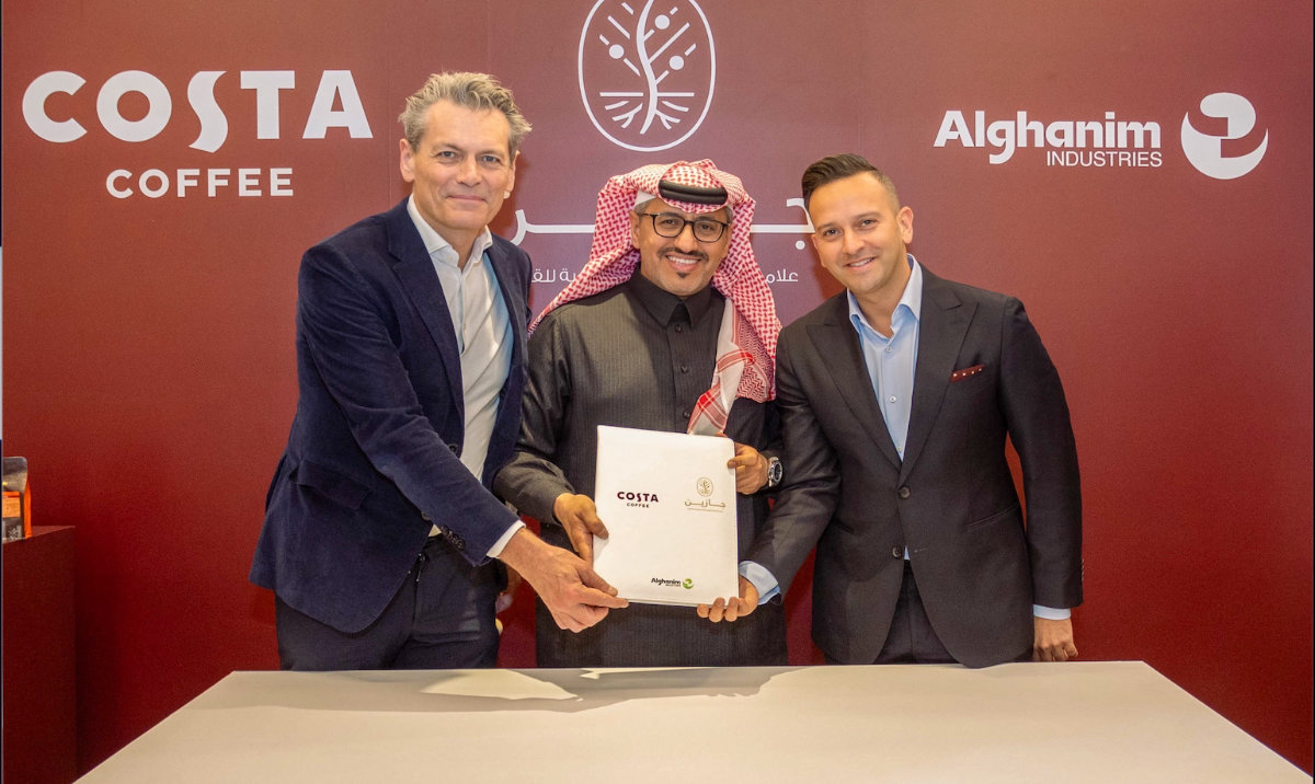 Philippe Schaillee, CEO of Costa Coffee; Khalid Abu Theeb, CEO of Saudi Coffee Company; and Mahmoud Samara, CEO of Alghanim Industries; at the signing ceremony.