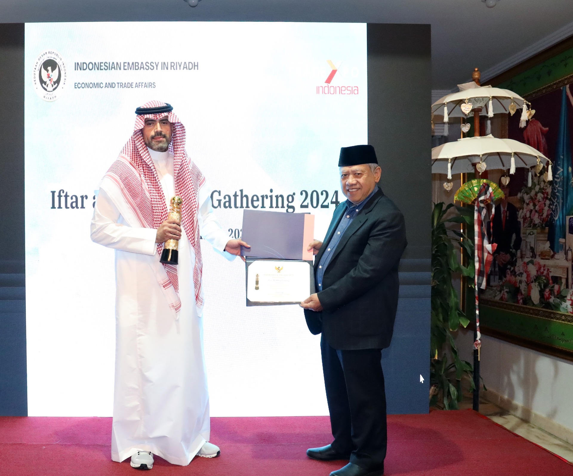 Indonesian ambassador Dr. Abdul Aziz Ahmad presenting Primaduta Awards 2023 in Riyadh. (Supplied)
