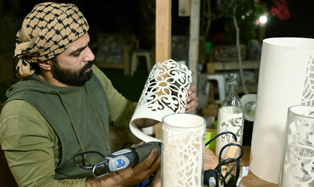 Saudi youth artist Saud Al-Anzi creates works on his farm in the heart of AlUla Governorate. (SPA)