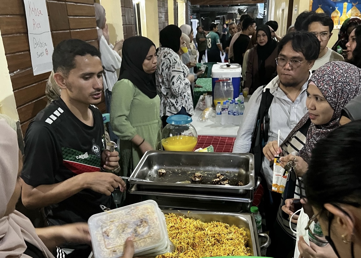 Filipinos queue to try traditional Palestinian food at pop-up kitchens set up by refugees from Gaza in Quezon City, Metro Manila, on March 29, 2024. (AN Photo)