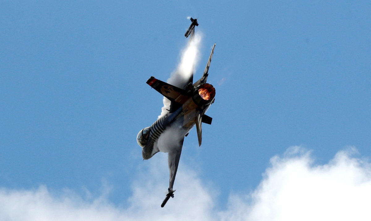 An F-16 aircraft of the Turkish Stars aerobatic team of the Turkish Air Force performs in Istanbul. (Reuters/File)