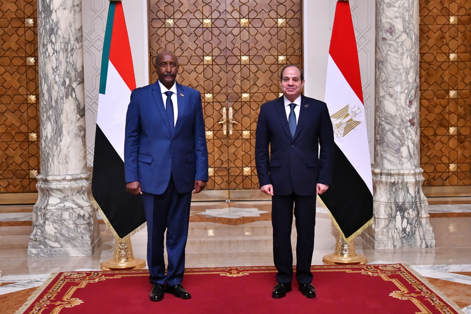 Egyptian President Abdel Fattah El-Sisi (R) welcomes Sudan’s Army chief Abdel Fattah al-Burhan in Cairo. Feb. 29, 2024 (AFP)