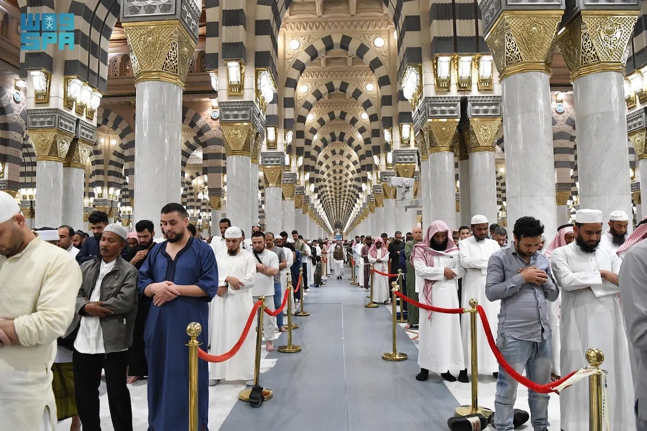 Crowds of worshipers also performed Tarawih prayers at the Prophet’s Mosque. (SPA)