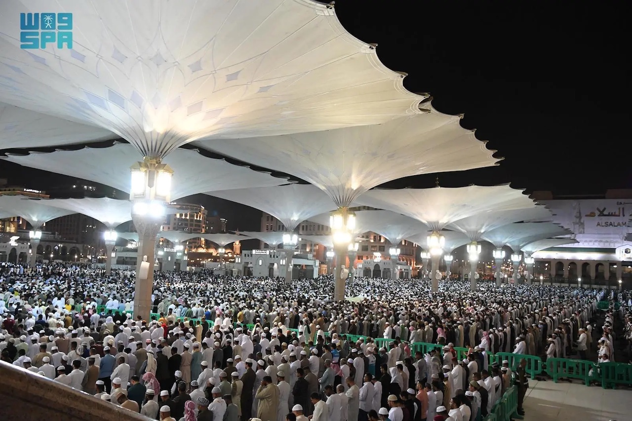 Crowds of worshipers also performed Tarawih prayers at the Prophet’s Mosque. (SPA)