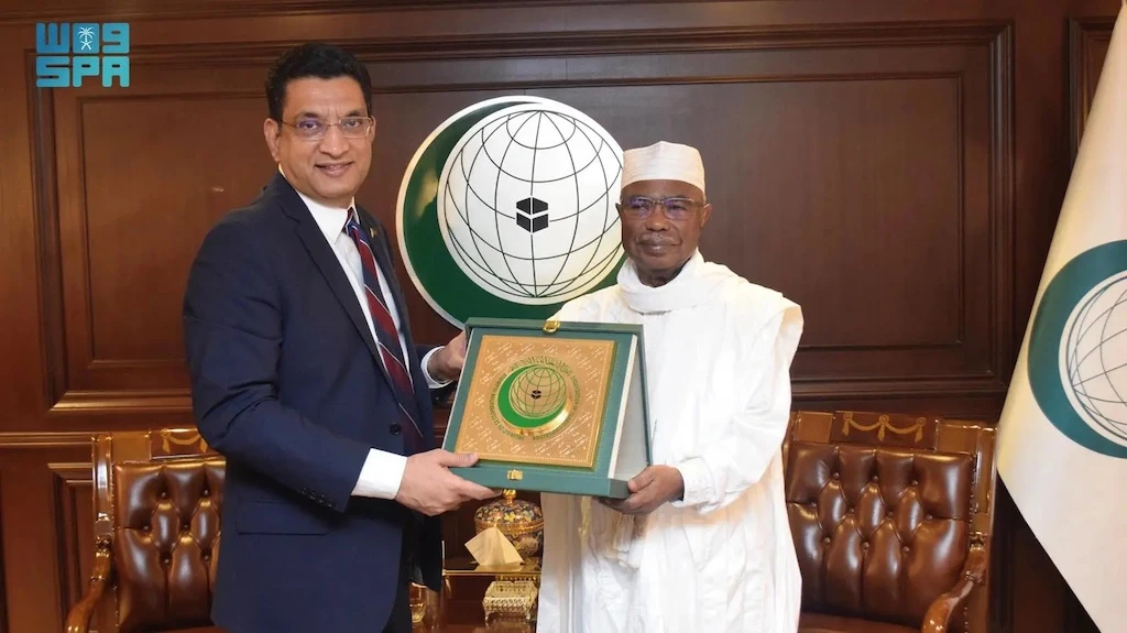 Hussein Ibrahim Taha, secretary-general of the Organization of Islamic Cooperation and Ali Sabry, Sri Lanka’s foreign minister. (SPA)