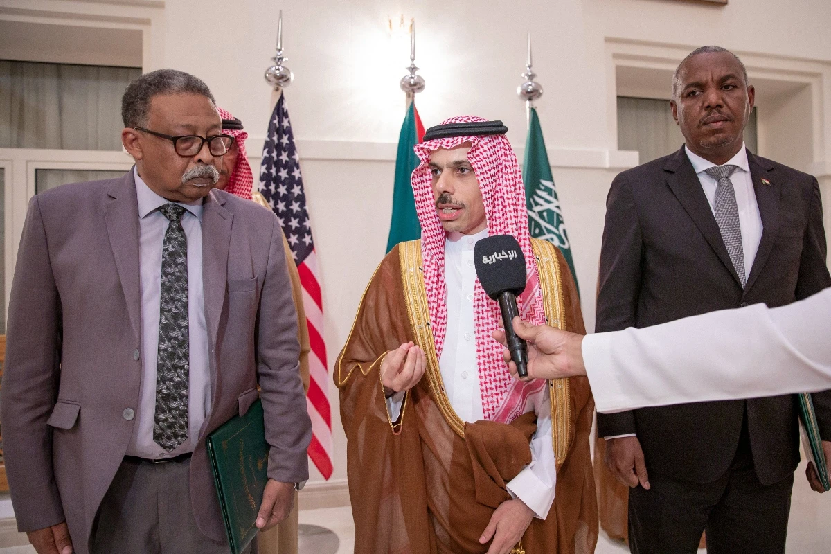 Above, representatives of the Sudanese army and the rival Paramilitary Rapid Support forces with Saudi Arabia’s Foreign Minister Prince Faisal bin Farhan during mediation talks in Jeddah last year. (SPA file photo)