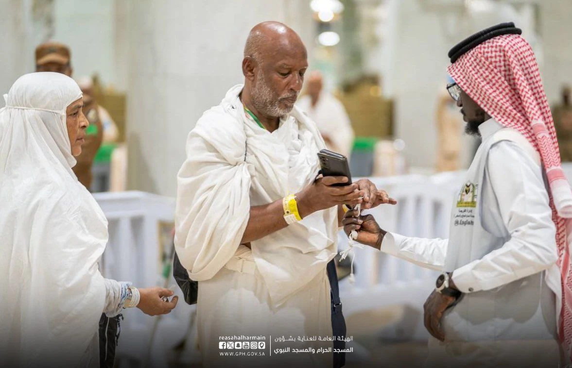 Volunteering in Makkah encompasses a broad range of tasks, including assisting pilgrims with their transportation to and from the Grand Mosque, managing airport transfers, distributing water bottles, serving meals, and translating for non-Arabic speakers. (SPA)