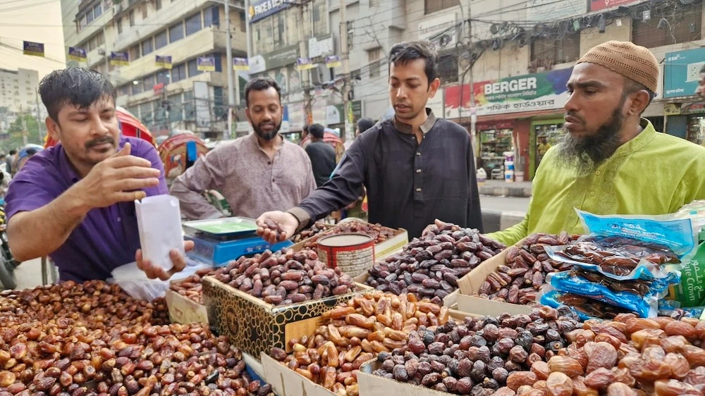 A fruit vendor sells different varieties of dates at a market in Dhaka, Bangladesh, March 15, 2024. (AN Photo)