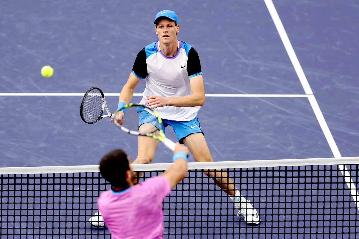 Carlos Alcaraz of Spain returns a shot to Jannik Sinner of Italy during the men's semifinals of the BNP Paribas Open at Indian Wells Tennis Garden on March 16, 2024 in Indian Wells, California. (GETTY IMAGES NORTH AMERICA/AFP)