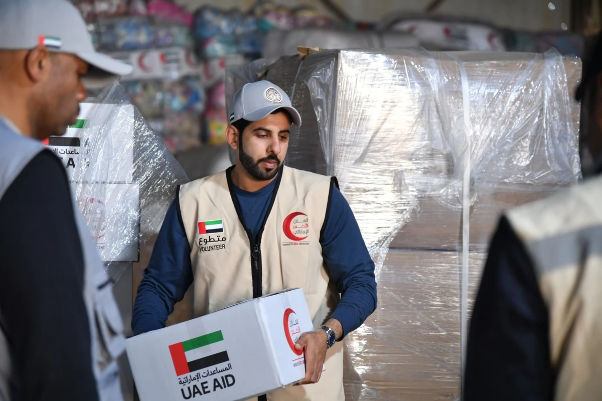The Emirates Red Crescent (ERC) teams are in the process of loading the third cargo ship with aid and food parcels. (WAM)