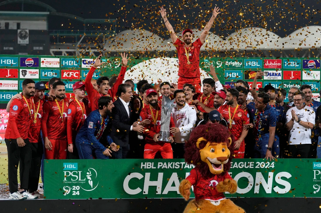 Islamabad United' players and officials celebrate with trophy after winning the final of Pakistan Super League T20 cricket match against Multan Sultans in Karachi. (AP)