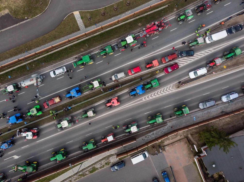 Polish farmers block roads in new Ukraine imports protest
