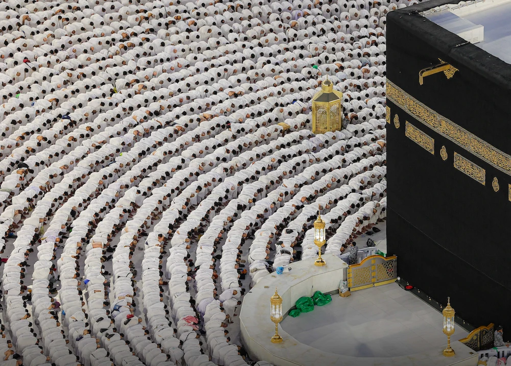 Pilgrims at the Grand Mosque in Makkah pray. (@HajMinistry)