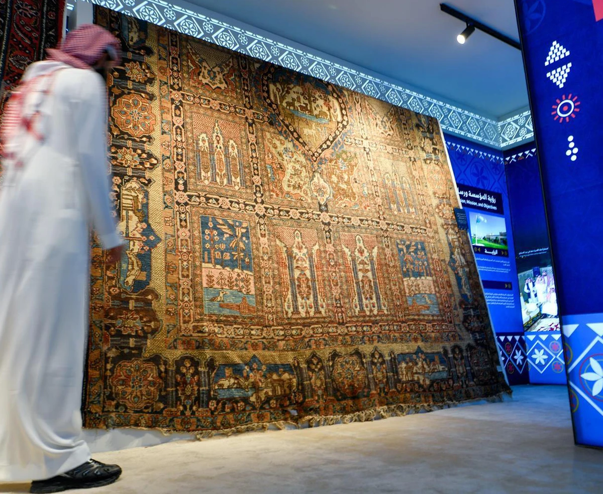 Prince Sultan bin Salman, chairman of the executive committee and member of the board of trustees of the Princess Hessa bint Ahmed Al-Sudairi Charitable Foundation, opened the “Beit Al-Masaneh” exhibition on Saturday. (SPA)