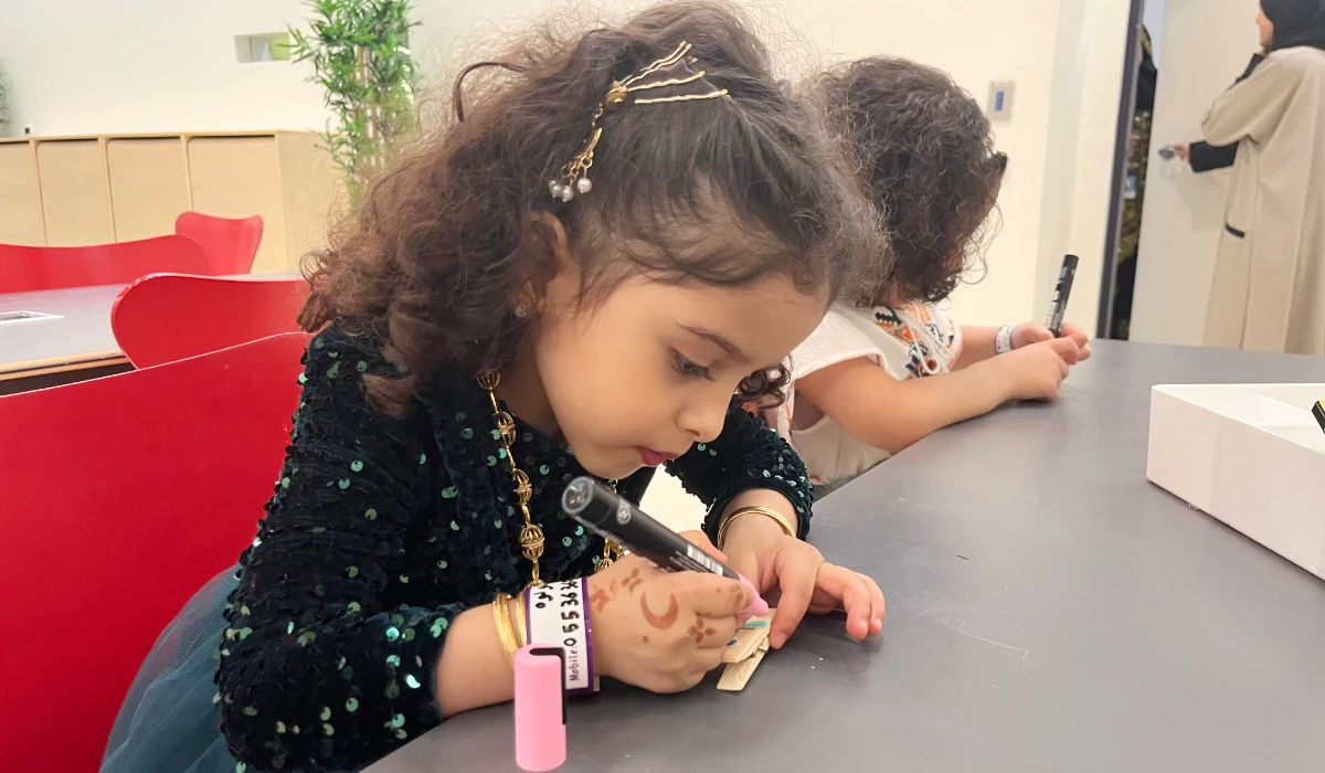Children were encouraged to visit the nearby crafts table to decorate their own clothespin to take home as a souvenir. (AN photo by Jasmine Bager)