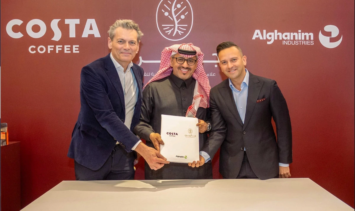 Philippe Schaillee, CEO of Costa Coffee; Khalid Abu Theeb, CEO of Saudi Coffee Company; and Mahmoud Samara, CEO of Alghanim Industries; at the signing ceremony.