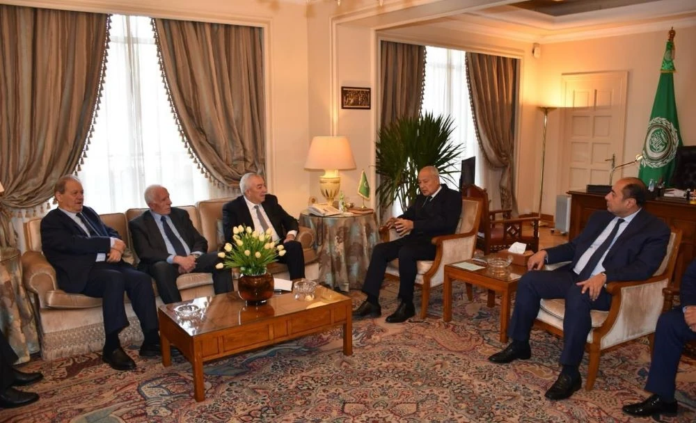Ahmed Aboul Gheit receives the Mahmoud Al-Aloul-led Fatah delegation.. (X/@arableague_gs)