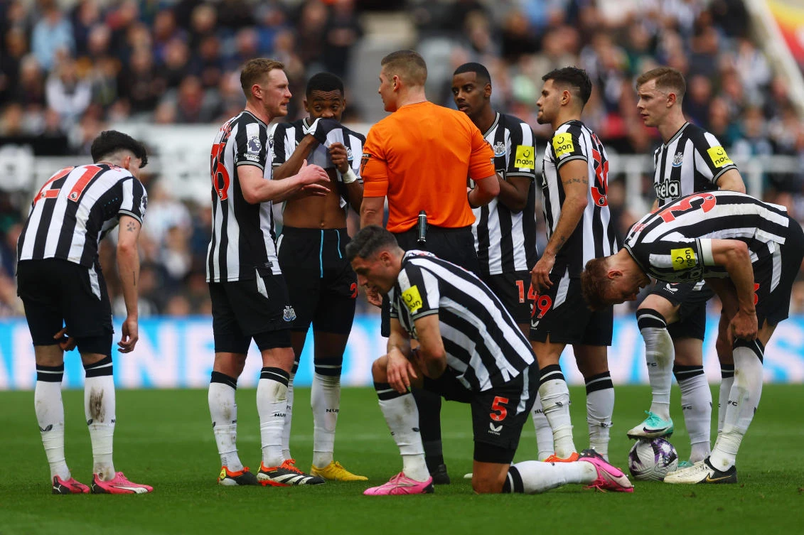Newcastle United’s Fabian Schar reacts after sustaining an injury as Sean Longstaff, Alexander Isak, Bruno Guimaraes and Joe Willock remonstrate to the referee after West Ham United’s Mohammed Kudus scores their 2nd goal during their Premier League match at St. James’ Park, on Mar. 30, 2024. (Reuters)