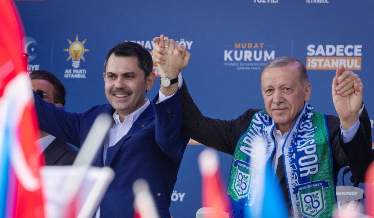 Turkish President Tayyip Erdogan and mayoral candidate of his ruling AK Party (AKP) Murat Kurum greet their supporters during a rally in Istanbul, Turkey, March 30, 2024. (REUTERS)
