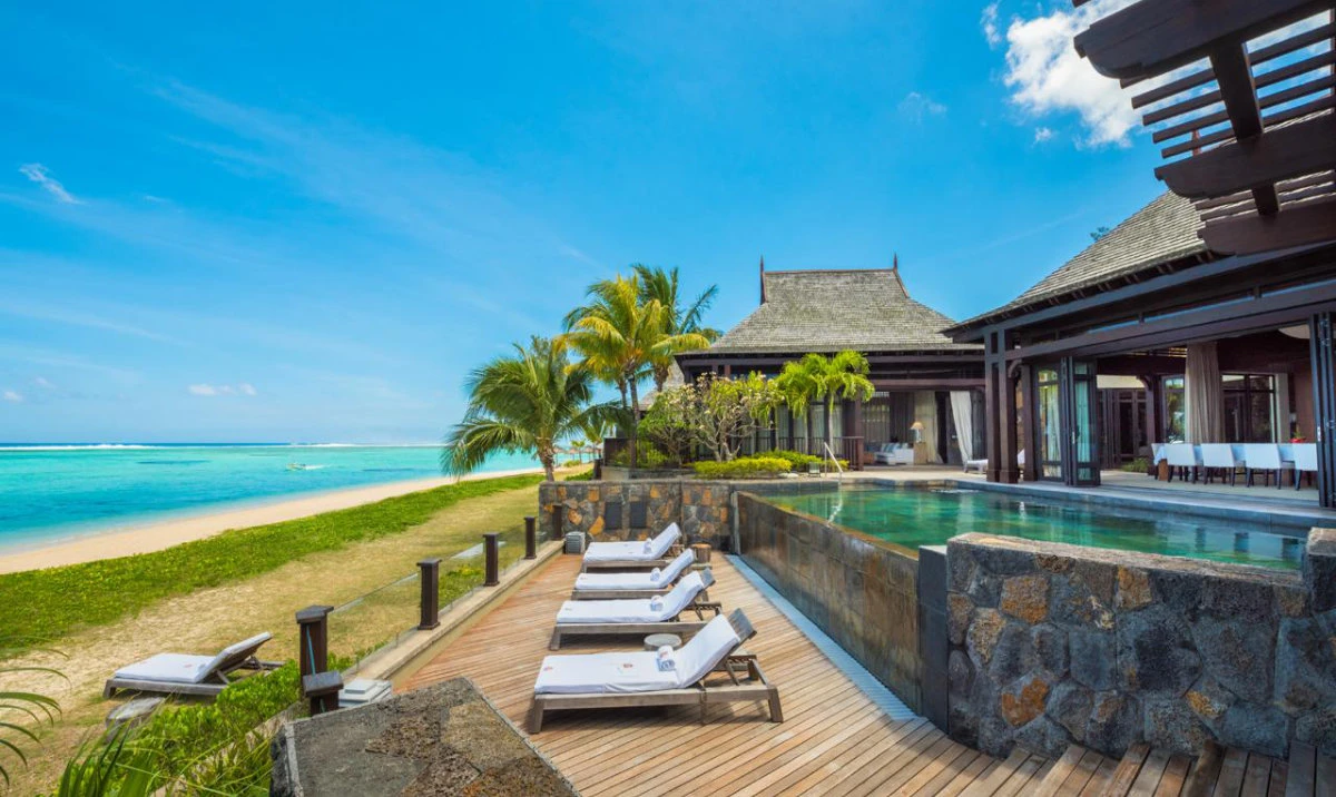 Grand Beachfront Villa offers a central heated infinity pool with relaxing sun loungers overlooking the sparkling ocean and encouraging sunbathing in total privacy.