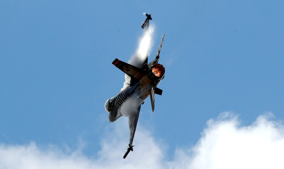 An F-16 aircraft of the Turkish Stars aerobatic team of the Turkish Air Force performs in Istanbul. (Reuters/File)