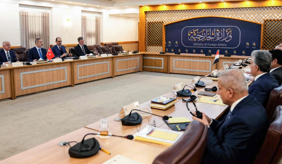 Iraq's foreign minister (R) meet with a visiting Turkish delegation headed by FM Hakan Fidan in Baghdad. (AFP)