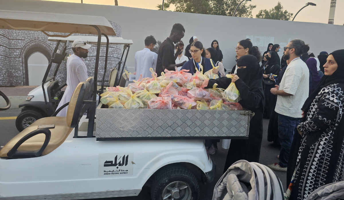 Females students from King Abdulaziz University and members of Kayani prepared and distributed food boxes containing rice, chicken, water, laban and dates. (AN photo)