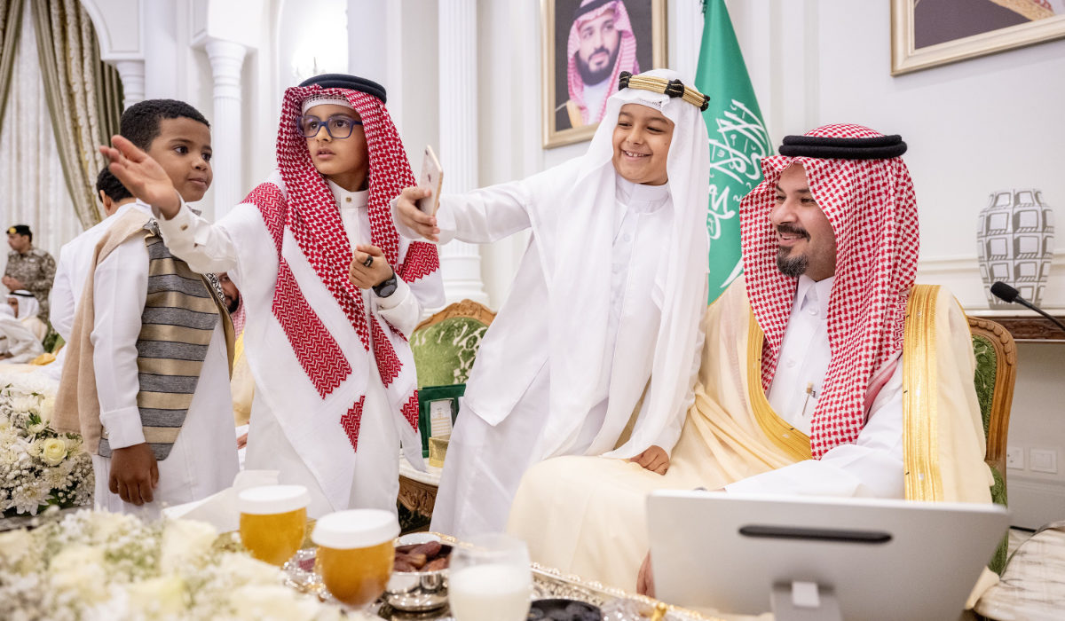 Madinah Gov. Prince Salman bin Sultan launches the ‘Kulluna Ahel’ initiative at an iftar event attended by several orphaned children. (Photo/X: @imarat_almadina)