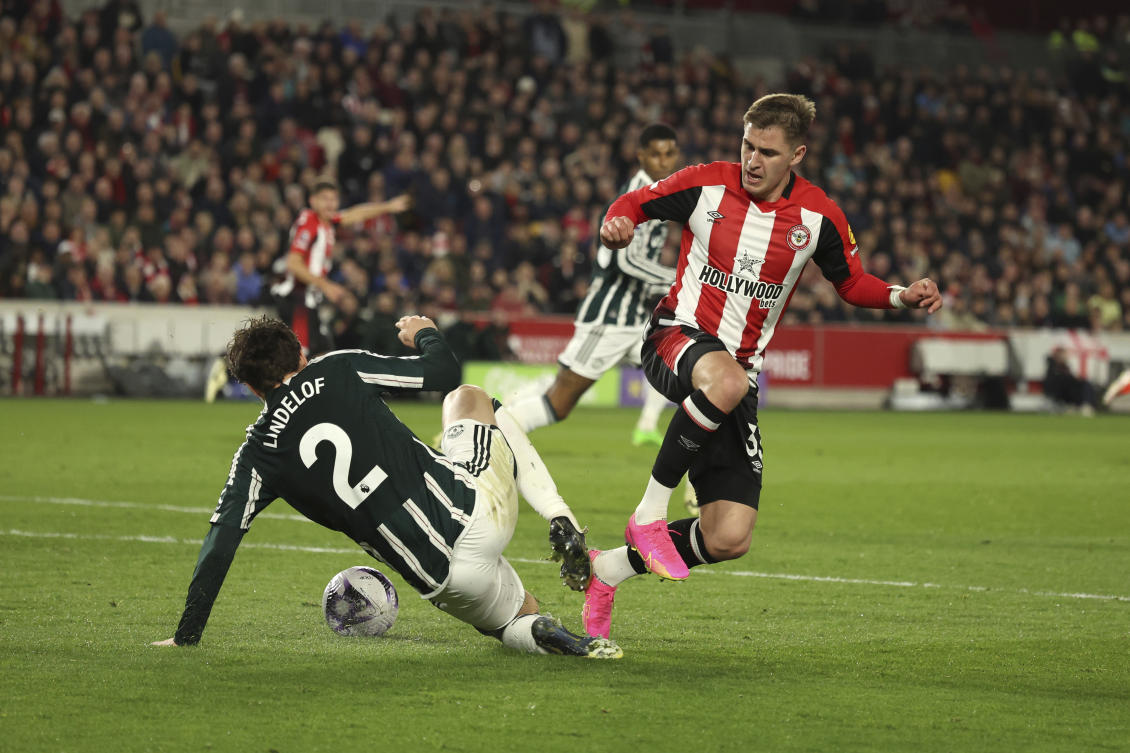 Brentford’s Yehor Yarmolyuk, right vies for the ball with Manchester United’s Victor Lindelof during their EPL match at the Gtech Community Stadium in London on Mar. 30, 2024. (AP)