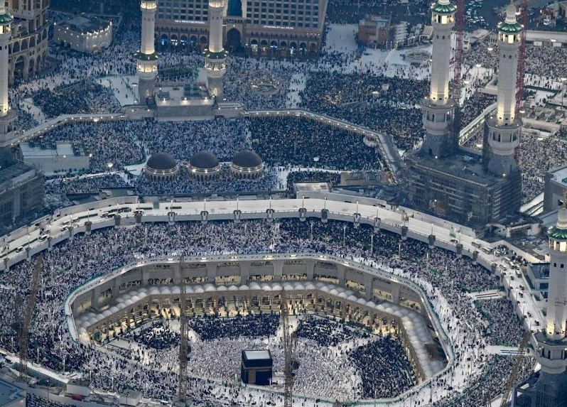Muslims perform evening prayers at the Grand Mosque during the holy month of Ramadan, Makkah, Saudi Arabia, Mar. 31, 2024. (Reuters)