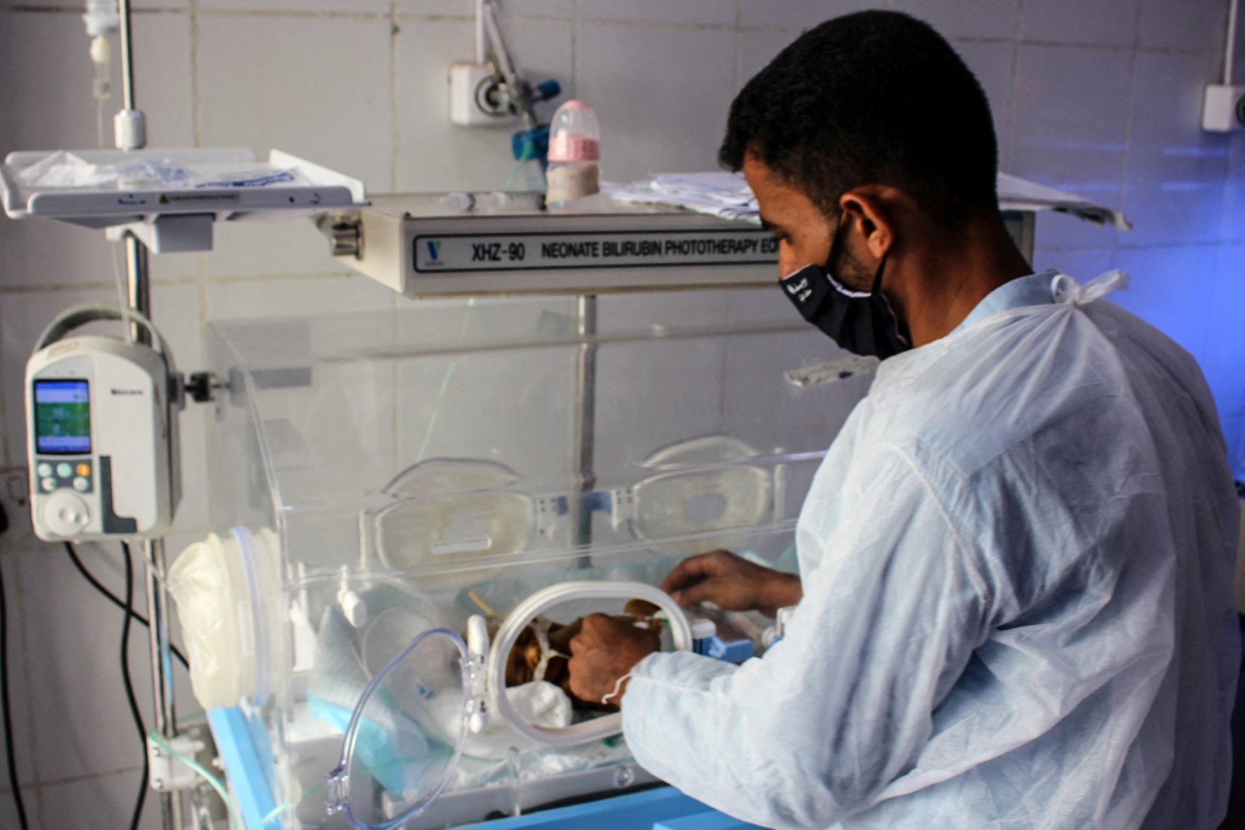 A doctore checks on a premature newborn kept in incubator, at the Al-Sadaqa hospital in Yemen's southern city of Aden, on February 26, 2022. (File/AFP)