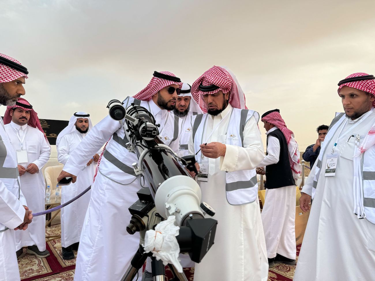 Saudi astronomer Abdullah Al-Khudairi, director of the Astronomy Observatory in Sudair, prepares to sight the crescent moon. (File/AN photo)