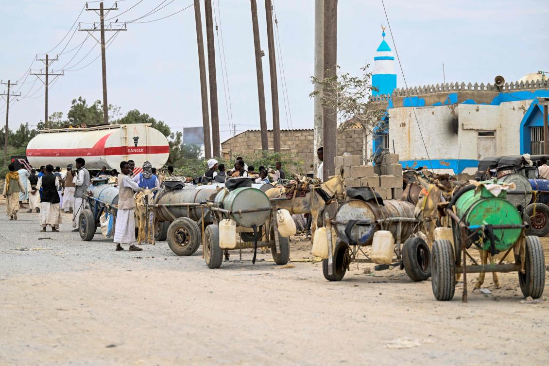 People refill donkey-drawn water tanks during a water crisis in Port Sudan in the Red Sea State of war-torn Sudan on Apr. 9, 2024. (AFP)