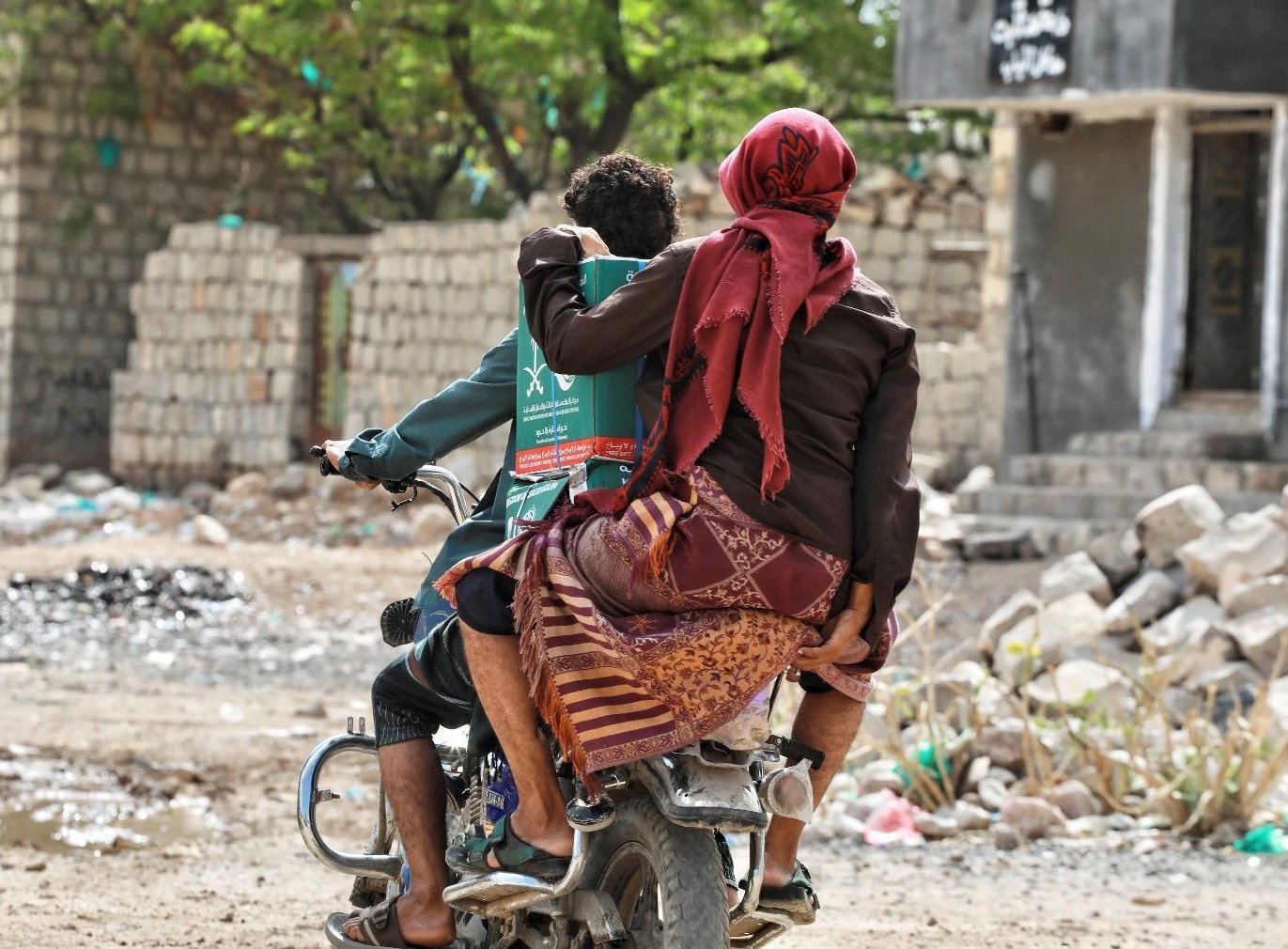 In Yemen, KSrelief distributed 6,000 cartons of dates to the most vulnerable families in the governorates of Aden and Marib, benefiting 36,000 individuals. (SPA)