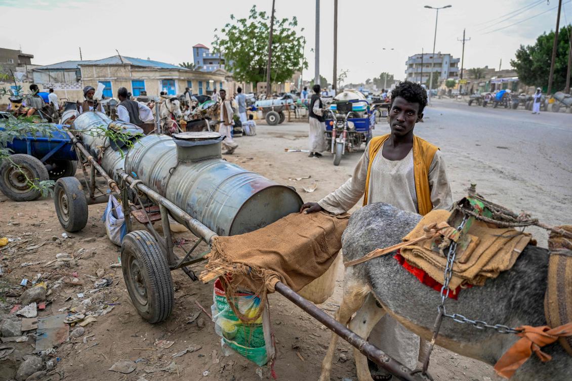 People queue to refill donkey-drawn water tanks during a water crisis in Port Sudan in the Red Sea State of war-torn Sudan on Apr. 9, 2024. (AFP)