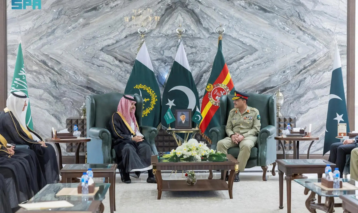 Saudi foreign minister and Pakistan army chief discuss security and strategic cooperation