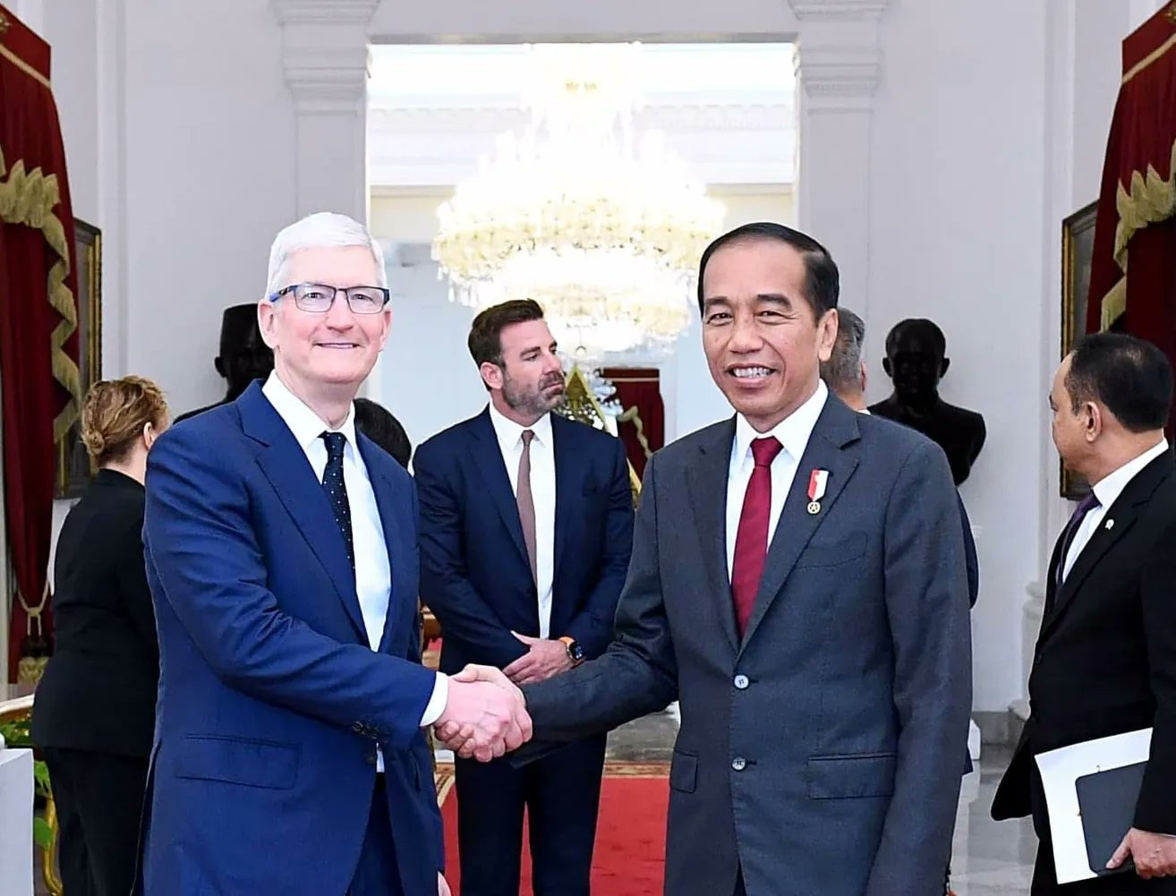 President Joko Widodo, right, shakes hands with Apple chief executive Tim Cook in Jakarta on April 17, 2024. (Presidential Secretariat)
