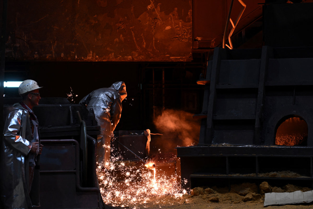 A steelworker is seen at the blast furnace (Hochofen) Schwelgern at the steel works of Thyssenkrupp Steel Europe AG in Duisburg, Germany, on July 26, 2023. (AFP)