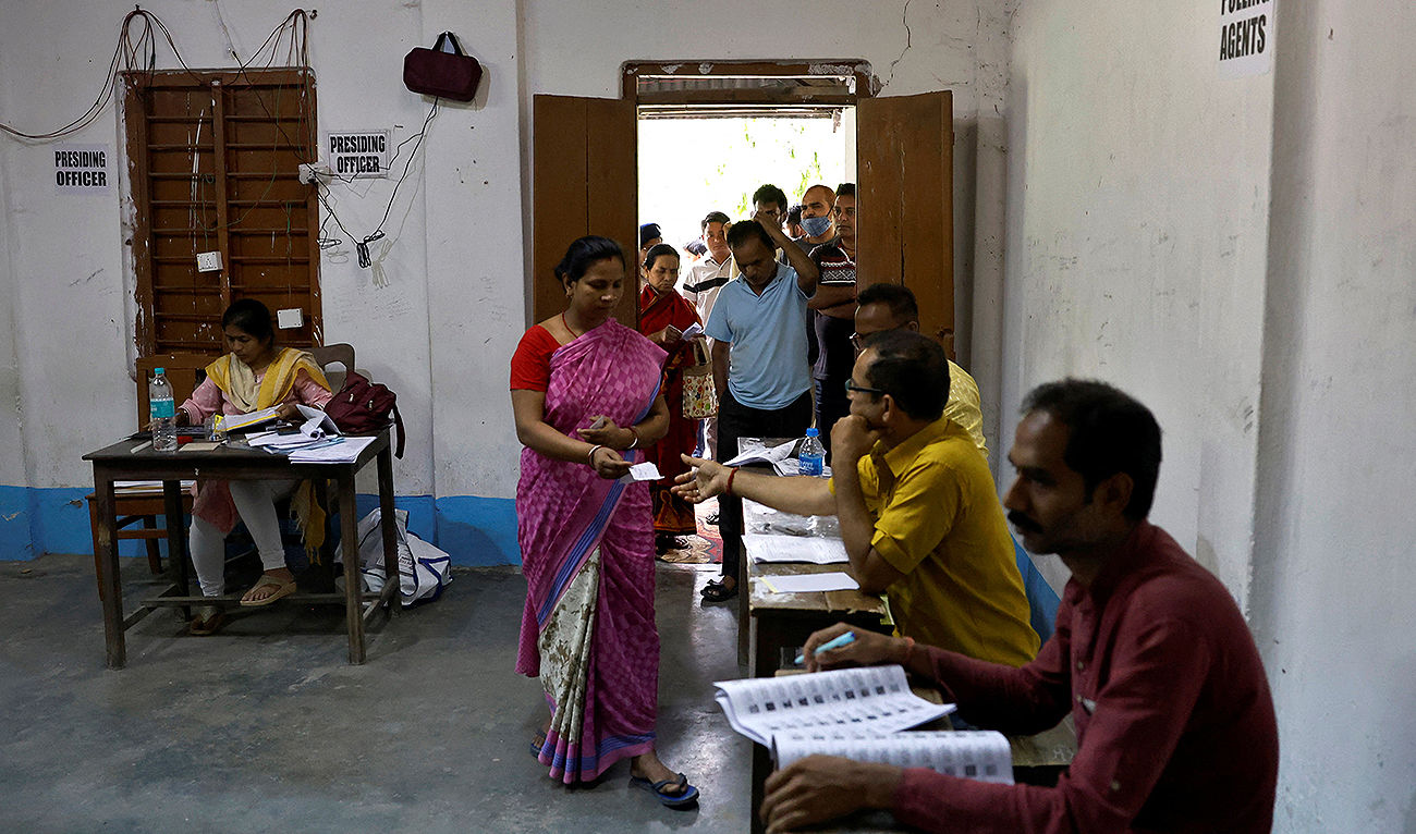 People arrive to cast their votes at a polling station during the first phase of general election, in Alipurduar district in the eastern state of West Bengal, India on April 19, 2024. (REUTERS)