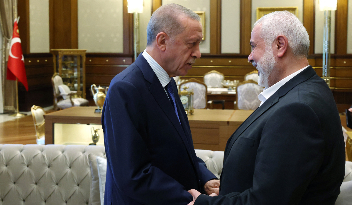 Turkish President Recep Tayyip Erdogan (L) welcoming the leader of the Palestinian Hamas movement Ismail Haniyeh (R) during their meeting at the Presidential Complex in Ankara. (AFP file photo)