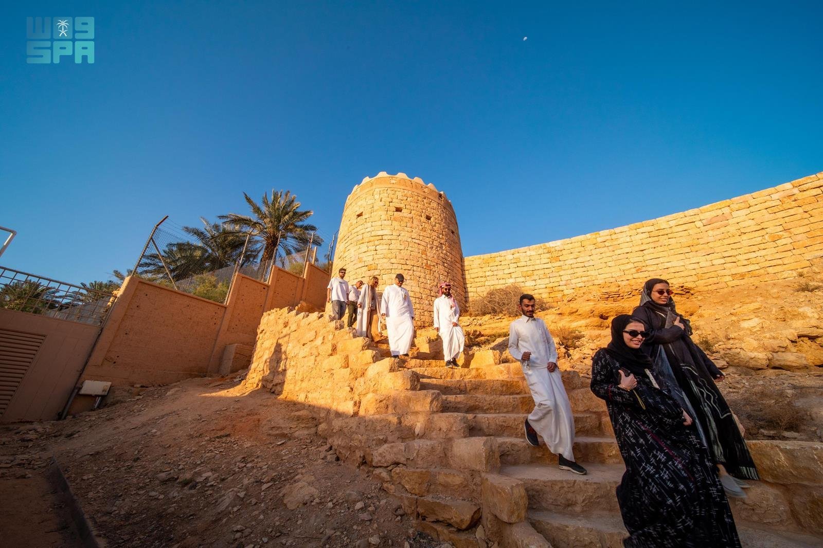 Heritage experts embarked on a field tour to Diriyah’s sites undergoing rehabilitation, including Wadi Hanifa, Al-Bahli Farm, Ghassiba, and the historic At-Turaif district.(SPA)