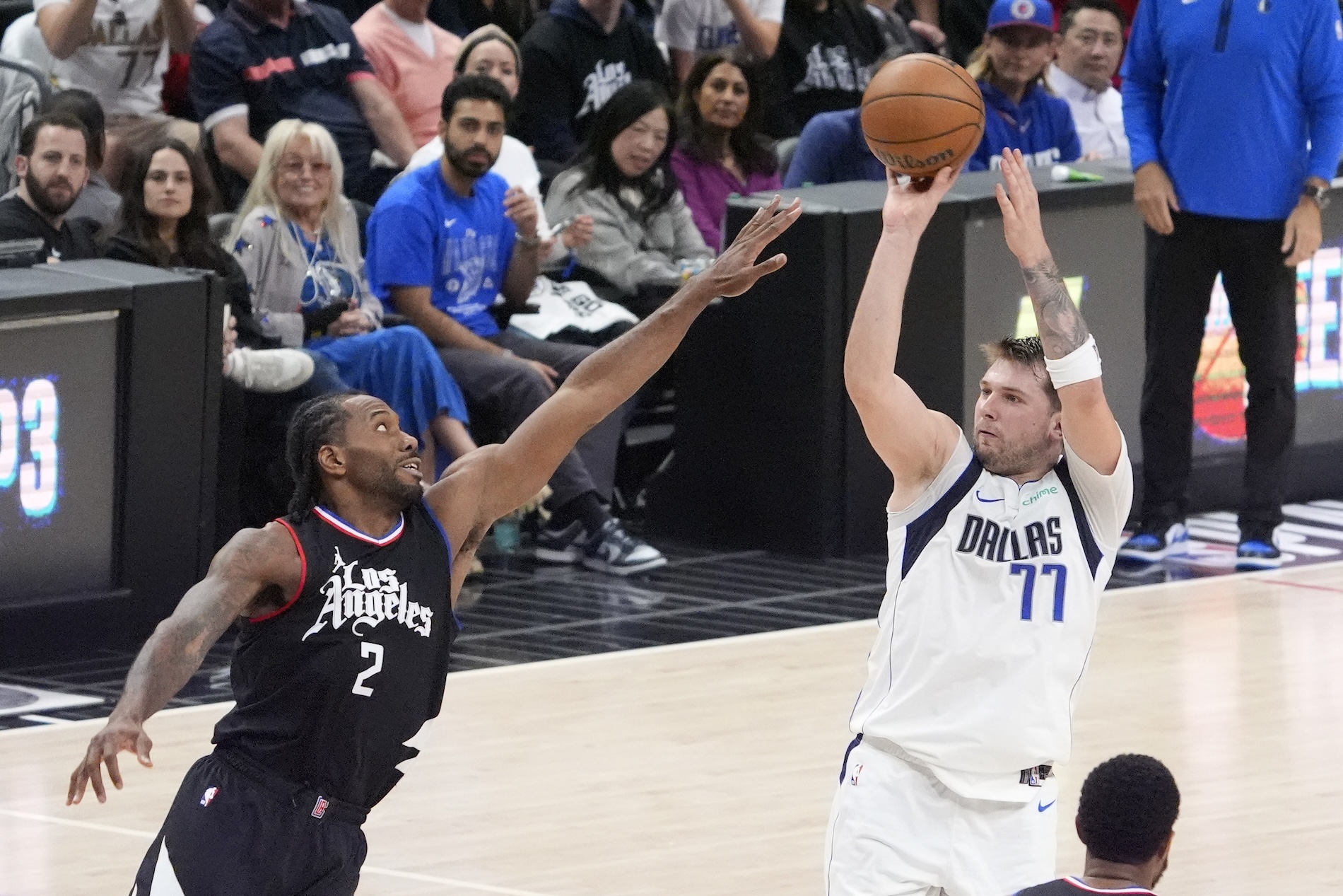 Dallas Mavericks guard Luka Doncic, right, shoots as Los Angeles Clippers forward Kawhi Leonard defends during the second half in Game 2 of an NBA basketball first-round playoff series Tuesday in Los Angeles. (AP)