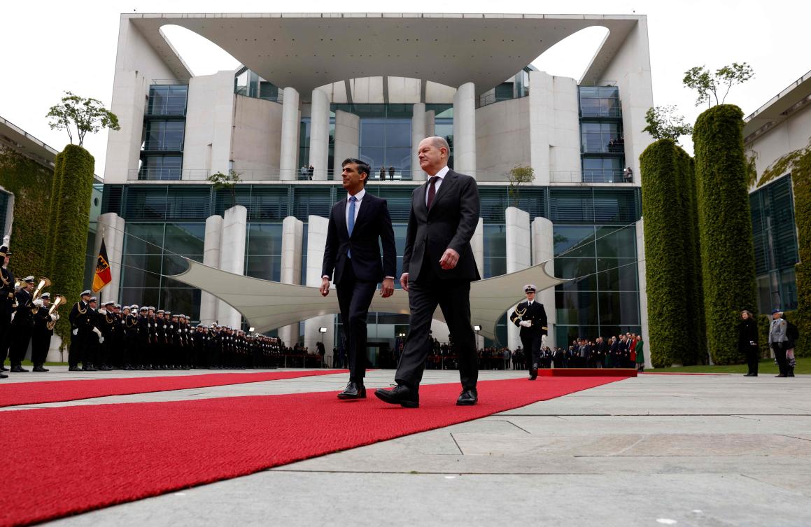 German Chancellor Olaf Scholz and Britain's Prime Minister Rishi Sunak review a military honor guard at the Chancellery in Berlin on Apr. 24, 2024. (AFP)