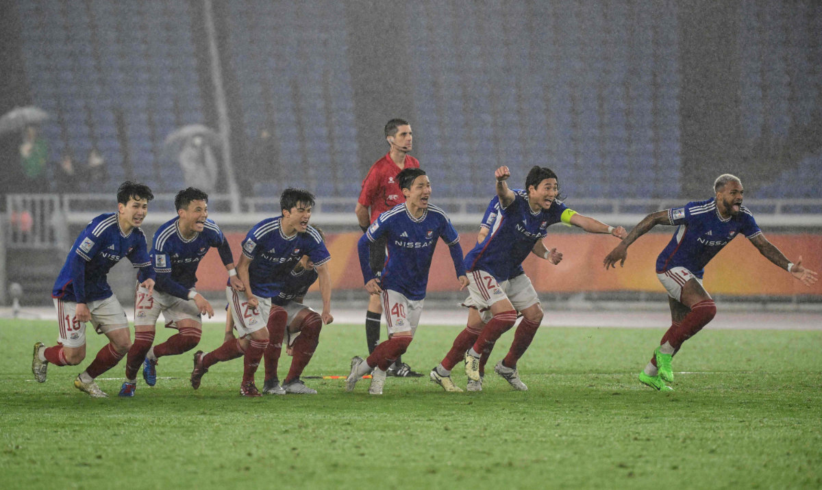 Yokohama players celebrate their victory in a penalty shootout at the end of the AFC Champions League semifinal second leg football match between South Korea’s Ulsan Hyundai FC and Japan’s Yokohama F. Marinos at Nissan Stadium in Yokohama, Kanagawa prefecture, south of Tokyo, on Wednesday. (AFP)