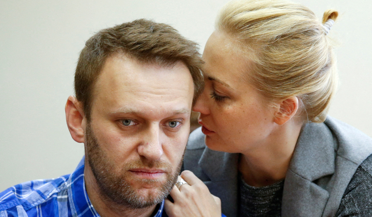 Russian opposition leader Alexei Navalny and his wife Yulia attend a hearing at the Lublinsky district court in Moscow, Russia, April 23, 2015. (REUTERS)