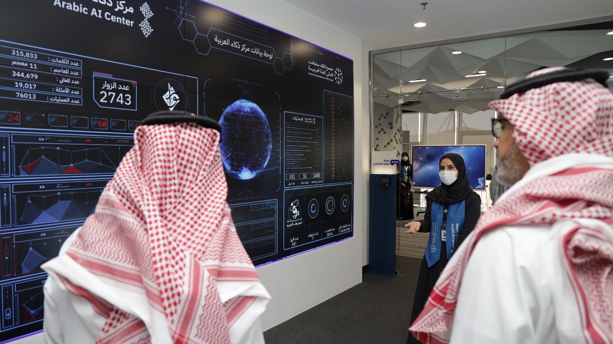 A King Salman Arabic Language Academy official explains to the audience the sections of the Arabic Intelligence Center’s electronic dashboard. (Supplied)
