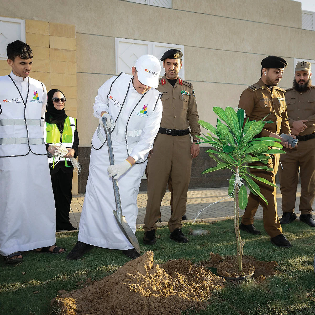 The company planted 1,000 saplings in Jeddah’s Eastern Forest. Together with the Social Responsibility Association, Budget Saudi planted an additional 1,000 saplings around the Al-Shumaisi checkpoint.