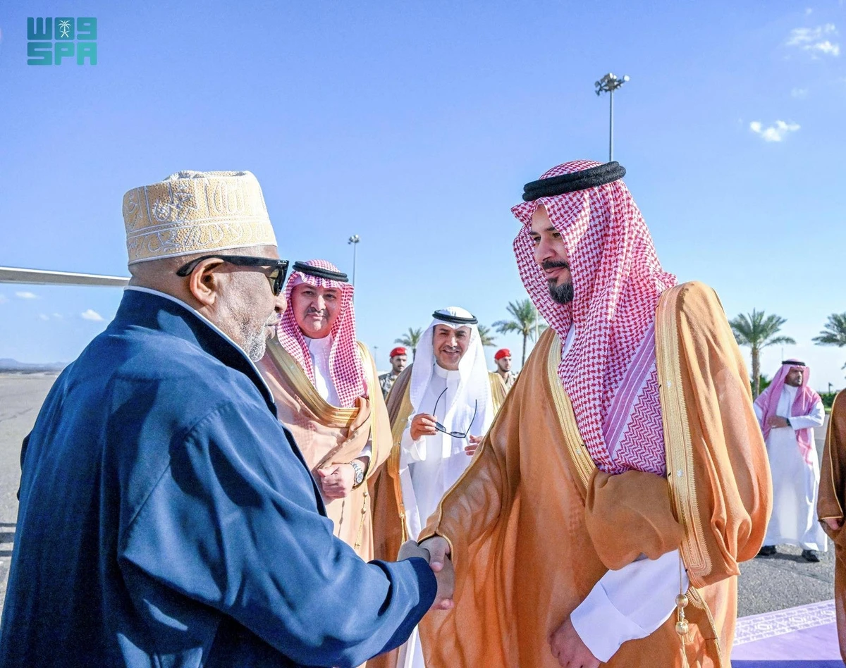 Comoros President Azali Assoumani is greeted by Madinah Gov. Prince Salman bin Sultan on arrival in the holy city. (SPA)