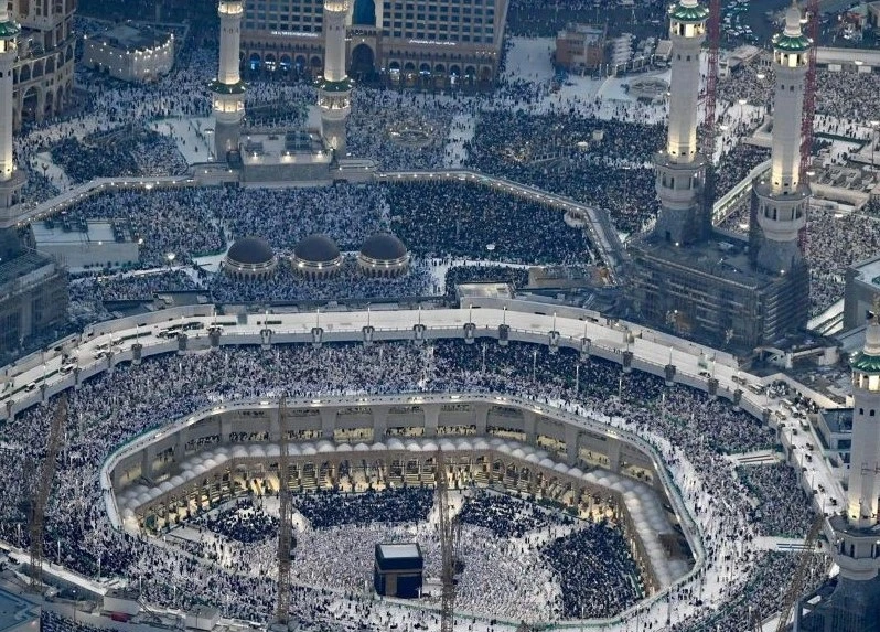 Muslims perform evening prayers at the Grand Mosque during the holy month of Ramadan, Makkah, Saudi Arabia, Mar. 31, 2024. (Reuters)