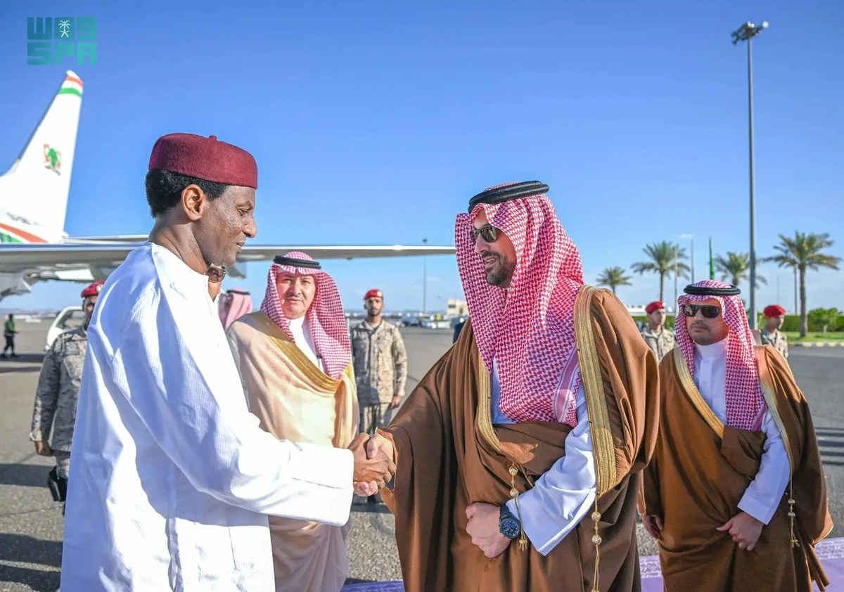 The Prime Minister of Niger Ali Mahamane Lamine Zeine is received on arrival in Madinah by Deputy Governor Prince Saud bin Khalid. (SPA)